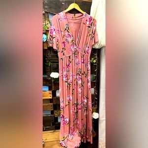 Maternity dress. Long. Short sleeve. Very soft. Excellent like new.